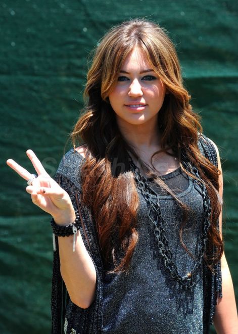 ad50e_post_image-miley-cyrus-peace-sign-charity-spl105250_002.jpg