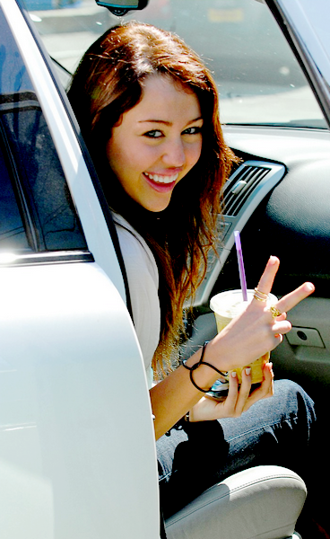 miley-cyrus-peace-sign-07.png