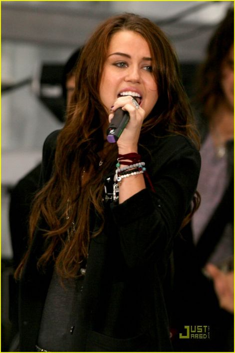 miley-cyrus-today-show-concert-18_zs.jpg