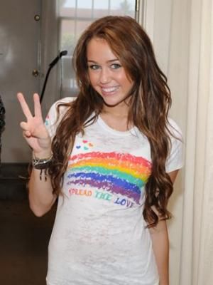 miley_cyrus_smile_pose_peace_sign_rainbow_t_shirt_342x456_220409_.jpg